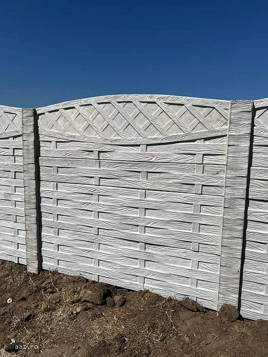 Executam gard de beton