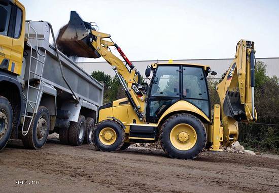 Inchiriez buldoexacavator cu atasamente diverse