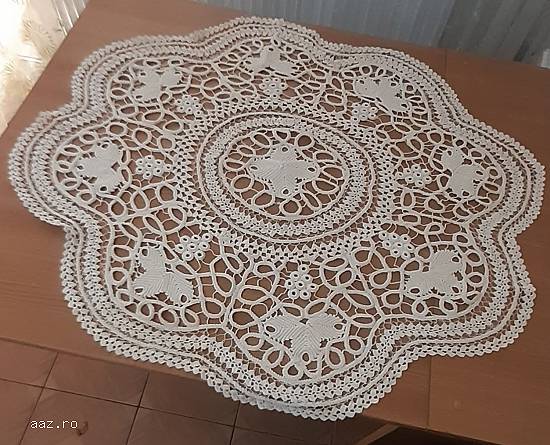 Față de masa lucrată manual din macrame