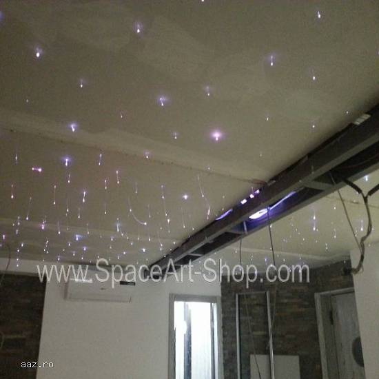Cer instelat cu fibra optica pe tavan din rigip