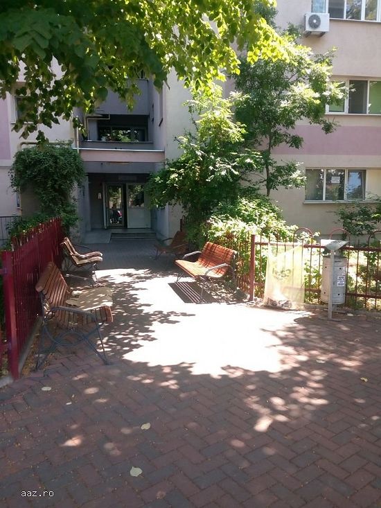 Schimb ( NU VAND ) apartament doua camere decomandat cu casa la curte in Bucuresti sau imprejurimi .