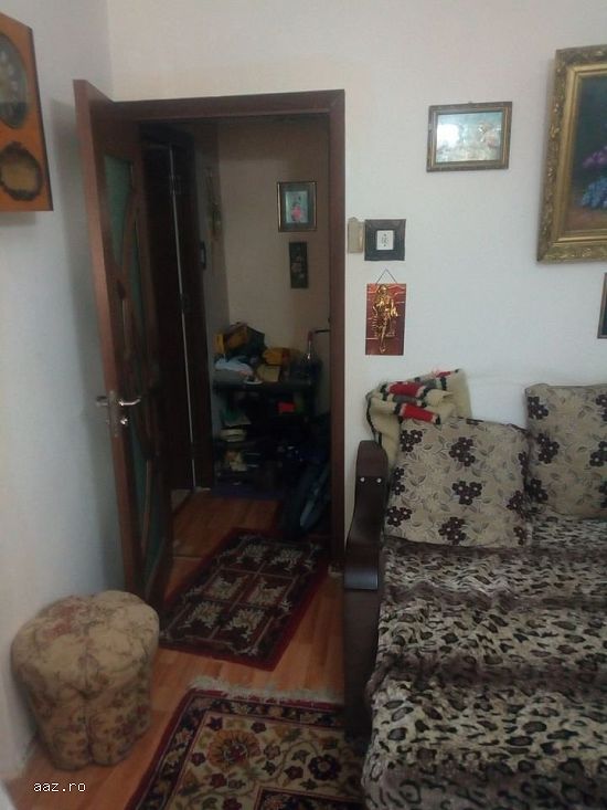 Schimb ( NU VAND ) apartament doua camere decomandat cu casa la curte in Bucuresti sau imprejurimi .
