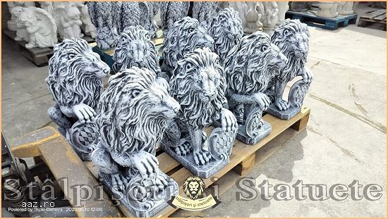 Statuetă leu mic cu blazon,  gri patinat,  model S2.