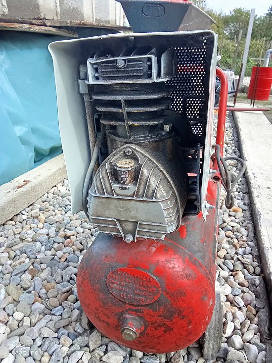 Vând compresor capacitate 25l.