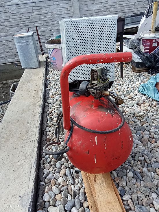 Vând compresor capacitate 25l.