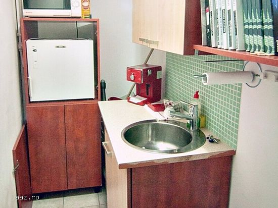 Unirii Calea Calarasilor-Hala Traian  vila p+1  etajul 1 apt.2 cam 32 mp pt.activitati firme chiria 