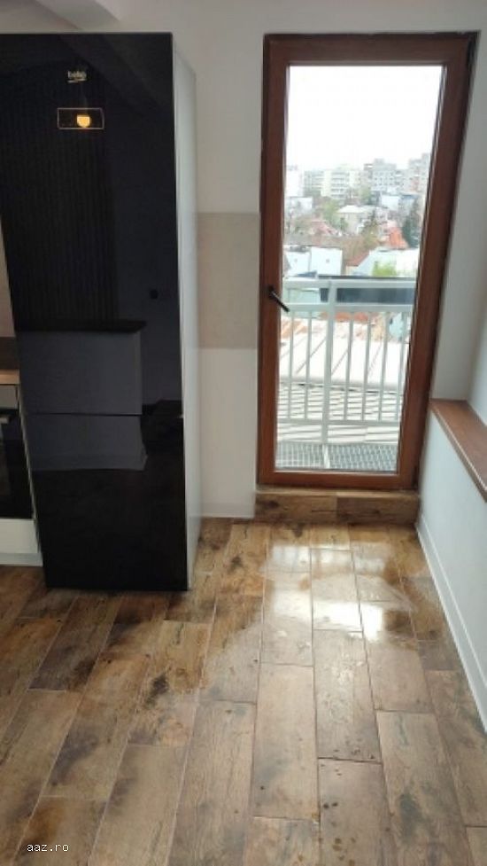Apartament tip penthouse,    3 camere decomandat,    90mp,    Piata Romana,    280.000euro