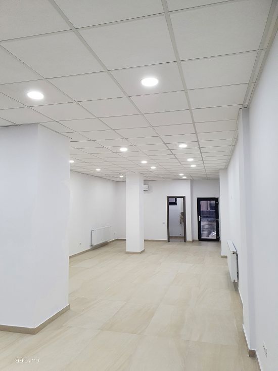 Spatiu comercial parter de inchiriat - 73 mp - 600 €/lună - Showroom Bloc DC5,  Ramnicu Valcea
