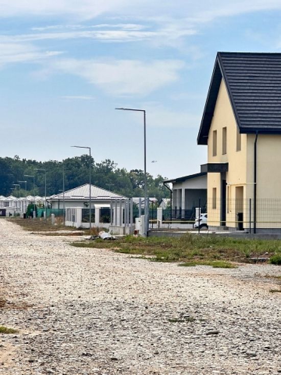 Teren de vanzare,    Gulia,    complex Eden Forest,    deschidere 30ml,    937 mp,    53.000euro