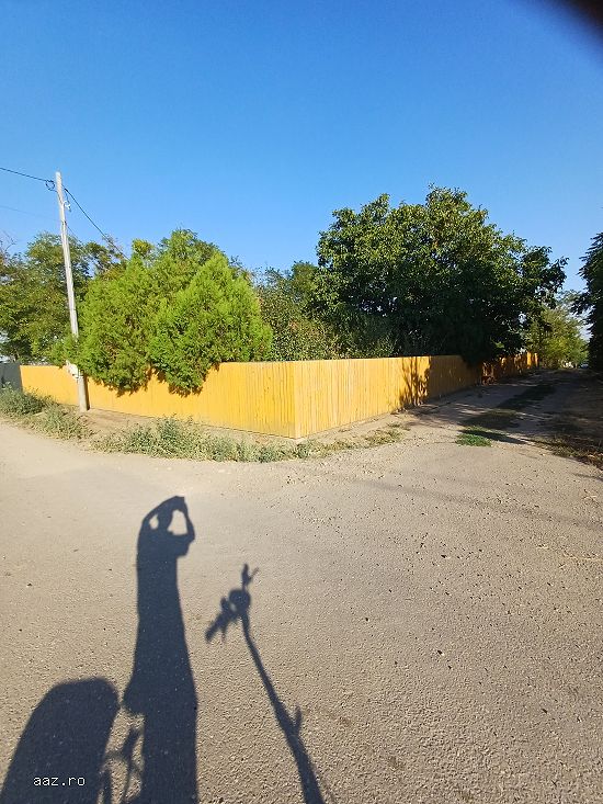 Vând casa si teren