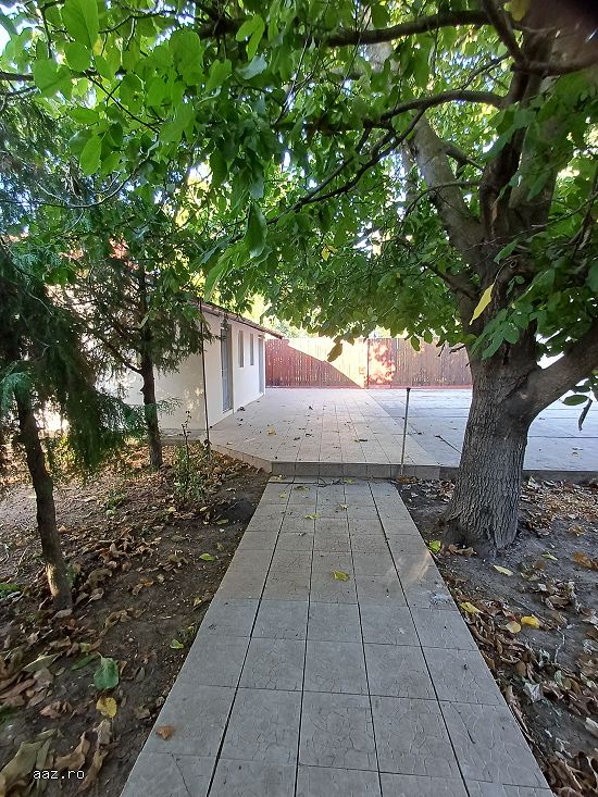 Vând casa si teren