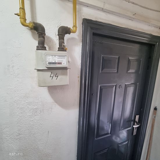 Particular vand gars cf 3 piata Reșița etaj 2/4 nou renovata