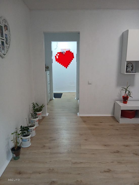 Particular  vând apartament cu trei camere confort doi semidecomandat