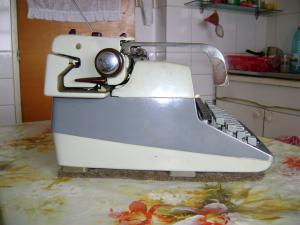 masina de scris CONSUL