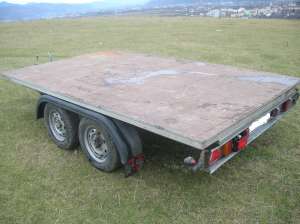 Remorca B�ckmann cu 2 axe de 1600 kg greutate totala.
