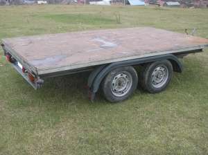 Remorca B�ckmann cu 2 axe de 1600 kg greutate totala.