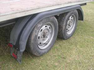 Remorca B�ckmann cu 2 axe de 1600 kg greutate totala.