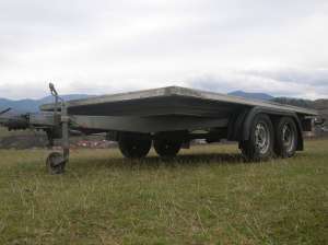 Remorca B�ckmann cu 2 axe de 1600 kg greutate totala.