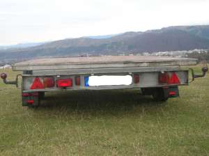 Remorca B�ckmann cu 2 axe de 1600 kg greutate totala.