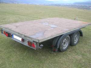 Remorca B�ckmann cu 2 axe de 1600 kg greutate totala.
