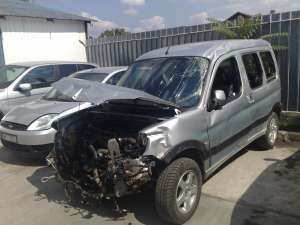 VAND/DEZMEMBREZ-AUTOTURISM PEUGEOT PARTNER- AVARIAT!