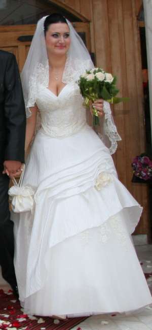 Vanzare rochie superba WHITE LADY