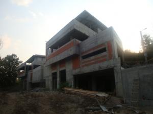 Constructii case la rosu