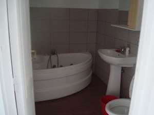 INCHIRIEZ 3 CAMERE LUX MOBILAT UTILAT
