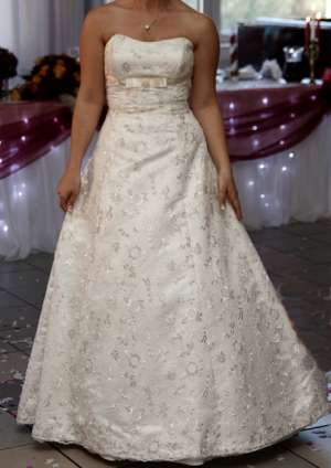 Vand rochie de mireasa culoare Ivory