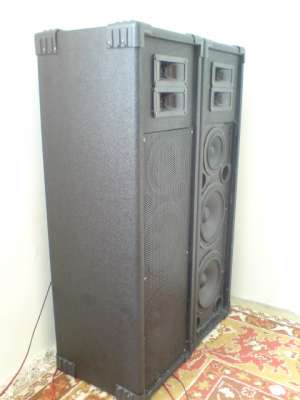 Vand amplificator Onkyo 400 watts!!4 X 100 watts .il dau cu tot cu boxe!!boxele 100 euro si amplific