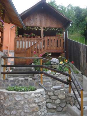 Vand casa 2 corpuri