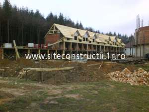 Pret manopera constructie case la rosu