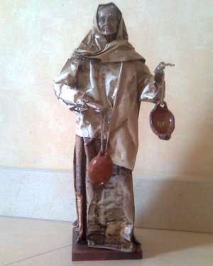 Vand statueta realizata din hartie,     pe postament de lemn