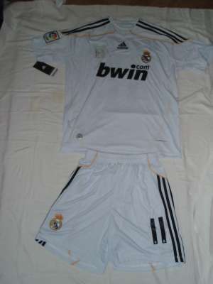 Set tricou REAL MADRID  2009-2010 HOME BENZEMA