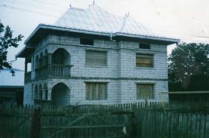 VIND CASA LA ROSU AFARONE