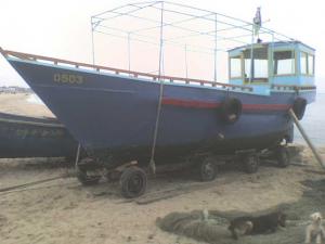 V�nd vaporaş �nmatriculat pentru pescuit şi agrement