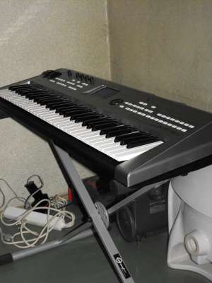 Vand Sintetizator Yamaha MM6 + stativ sau separat
