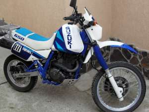 motocicleta Suzuki Djebel 650cc.
