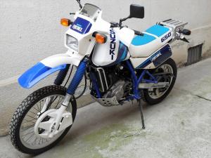 motocicleta Suzuki Djebel 650cc.