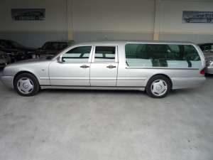 INCHIRIERE LIMUZINE FUNERARE MERCEDES CU SOFER
