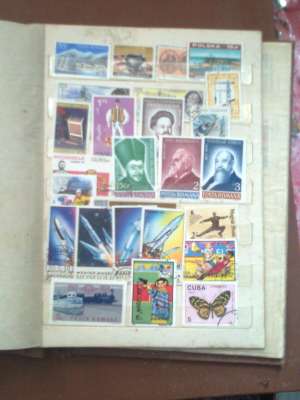 vand doua clasoare cu peste 700 de timbre