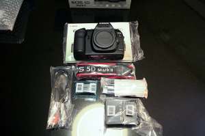 Kit-ul Canon EOS 5D Mark II con 24-105mm IS Lens