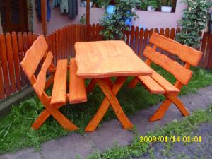 foisor din lemn,             garduri,            casute