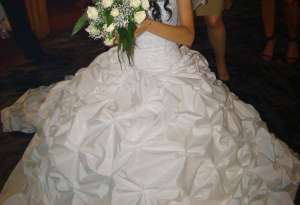 Inchiriez rochie de mireasa alba,    cu trena