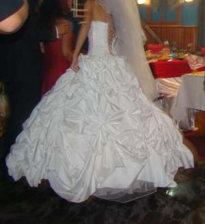 Inchiriez rochie de mireasa alba,    cu trena