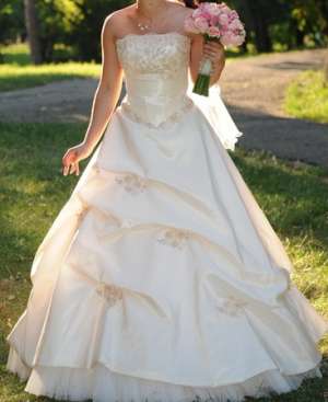 Vand rochie de mireasa de culoare crem,  corset si...