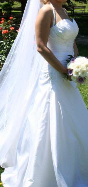 Culoare: alb
  Stil rochie de mireasă: rochi...