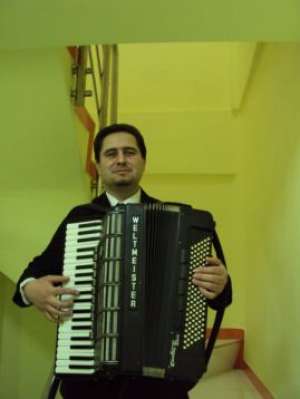 Acordeonist profesionist prestez serviciul muzical...
