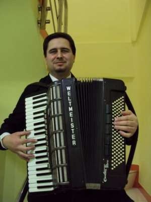 Acordeonist profesionist prestez serviciul muzical...