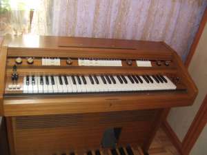 Vand pianina de perete,  marca Bohm cu 5 octave in...
